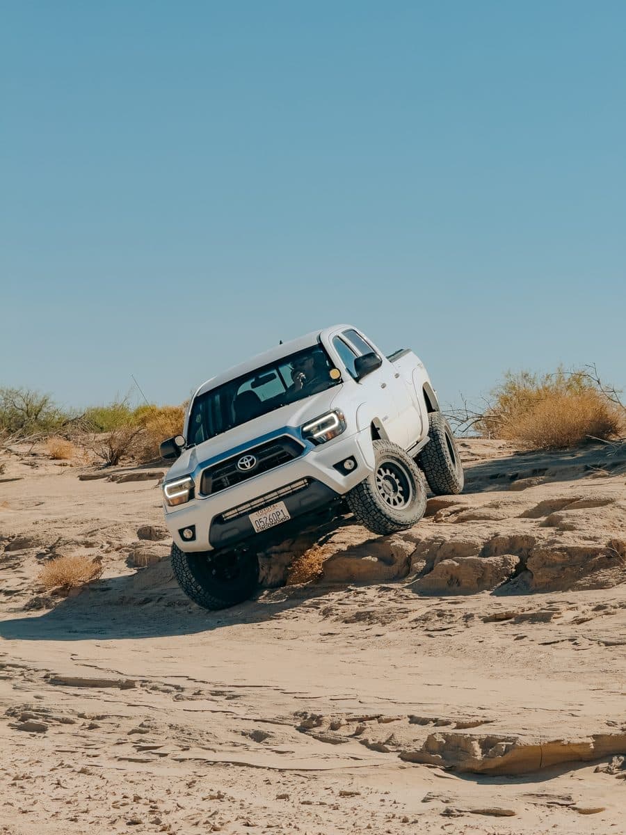 Tacoma sending it up the ridge. Full flex mode. 💪